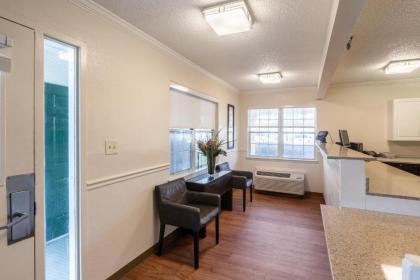 HomeTowne Studios by Red Roof Atlanta NE - Downtown Norcross - image 10