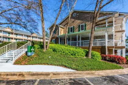 HomeTowne Studios by Red Roof Atlanta NE - Downtown Norcross - image 3