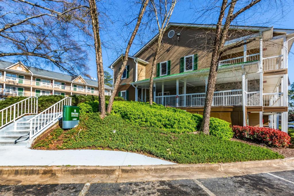 HomeTowne Studios by Red Roof Atlanta NE - Downtown Norcross - image 3