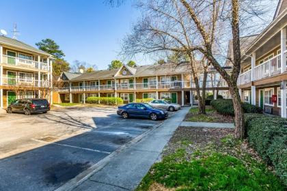 HomeTowne Studios by Red Roof Atlanta NE - Downtown Norcross - image 5