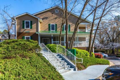 HomeTowne Studios by Red Roof Atlanta NE - Downtown Norcross - image 6