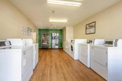 HomeTowne Studios by Red Roof Atlanta NE - Downtown Norcross - image 9