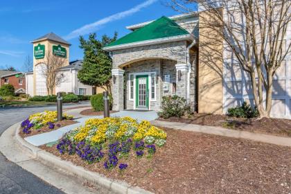 HomeTowne Studios by Red Roof - Atlanta NE - Peachtree Corners - image 10
