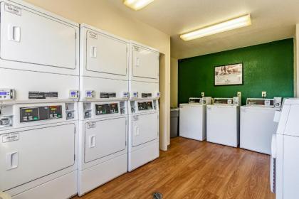 HomeTowne Studios by Red Roof - Atlanta NE - Peachtree Corners - image 12