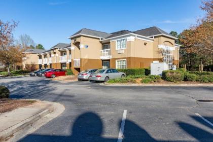 HomeTowne Studios by Red Roof - Atlanta NE - Peachtree Corners - image 15