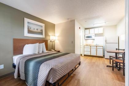 HomeTowne Studios by Red Roof - Atlanta NE - Peachtree Corners - image 2