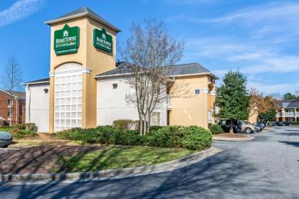 HomeTowne Studios by Red Roof - Atlanta NE - Peachtree Corners - image 4