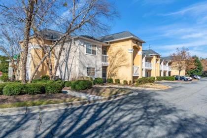 HomeTowne Studios by Red Roof - Atlanta NE - Peachtree Corners - image 7