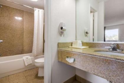 Econo Lodge Little Creek - image 4