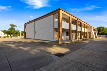 Econo Lodge Little Creek - image 5