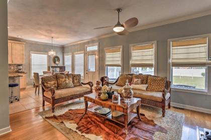 Stately Norfolk Home with Yard and Grill Walk to Beach - image 2