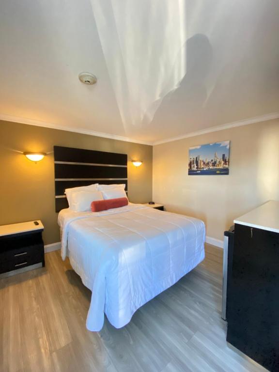 Relax Inn North Babylon - main image