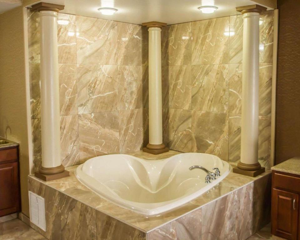 Quality Suites NYC Gateway - image 4