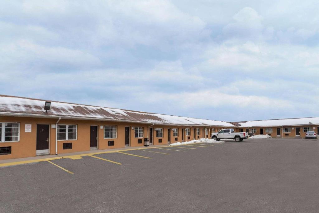 Travelodge by Wyndham Jersey City - main image