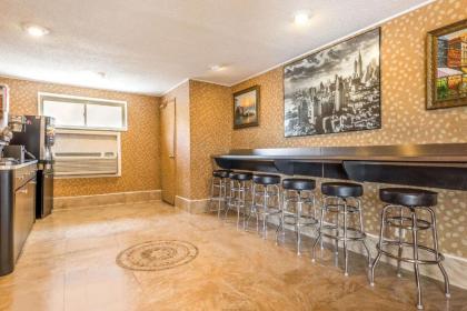 Super 8 by Wyndham North Bergen NJ/NYC Area - image 2