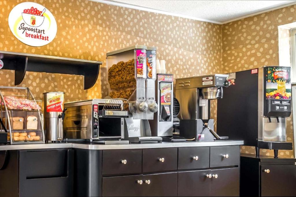 Super 8 by Wyndham North Bergen NJ/NYC Area - image 4