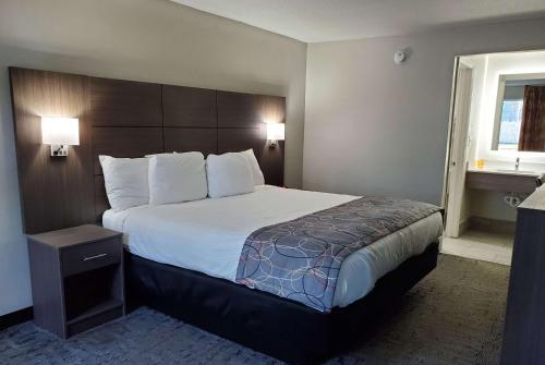 Days Inn & Suites by Wyndham Charleston Airport West - main image