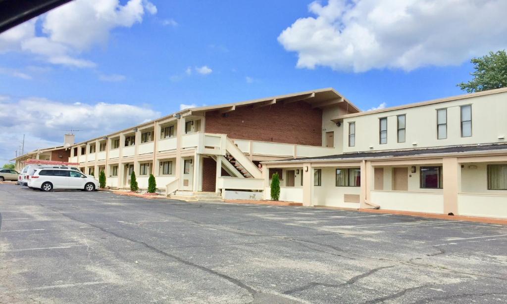 Red Carpet Inn North Chicago - image 2