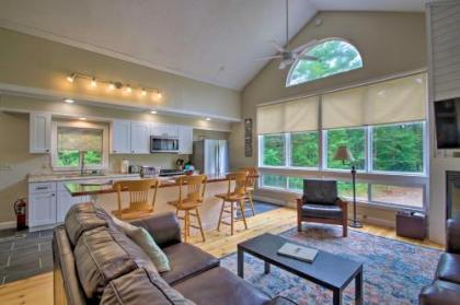 Spacious Mtn Home with Hot Tub and Loft Walk to Town! - image 1