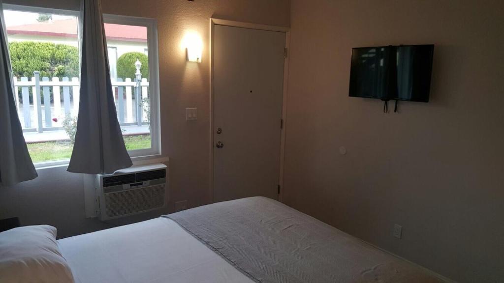 Good Knight Inn Motel - image 2