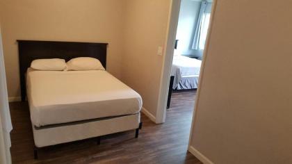 Good Knight Inn Motel - image 4