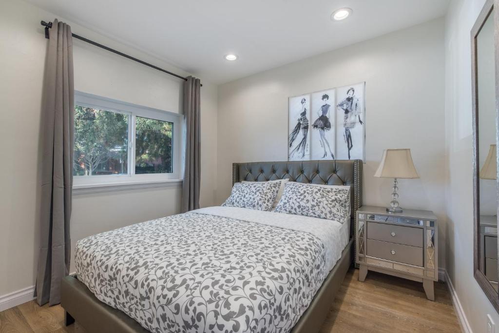 Luxurious Studio City Home - image 6