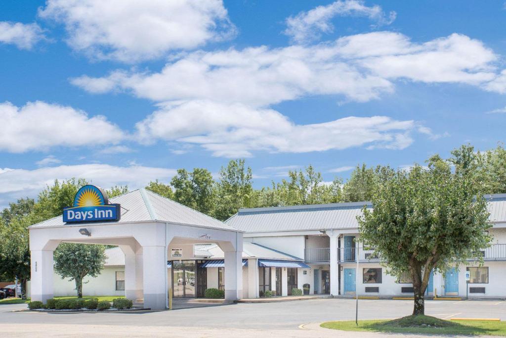 Days Inn by Wyndham N Little Rock East - main image