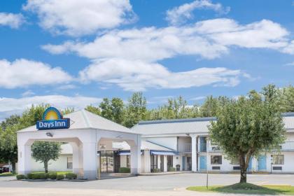 Days Inn by Wyndham N Little Rock East - image 11