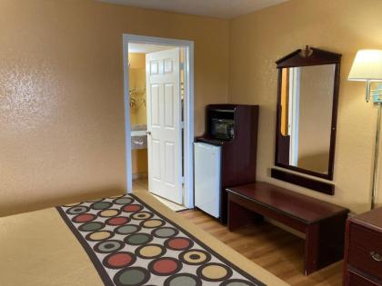 Super 8 by Wyndham Little Rock/North/Airport - image 3