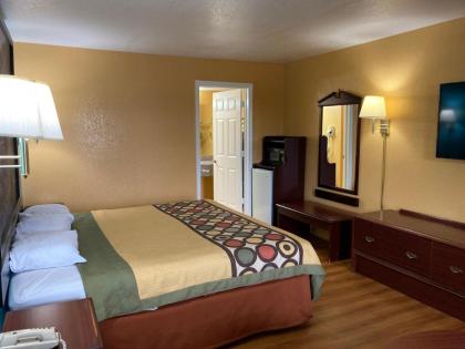 Super 8 by Wyndham Little Rock/North/Airport - image 4