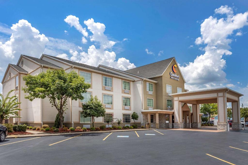 Comfort Inn & Suites North Little Rock JFK Blvd - image 2