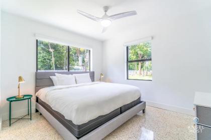 Newly Renovated Space in Miami Biscayne Park Area! - image 4