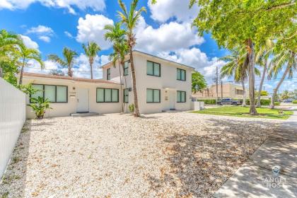 Newly Renovated Space in Miami Biscayne Park Area! - image 6