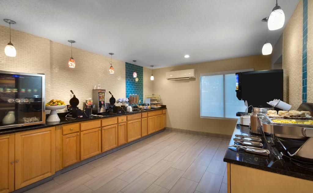 La Quinta Inn by Wyndham North Myrtle Beach - image 2