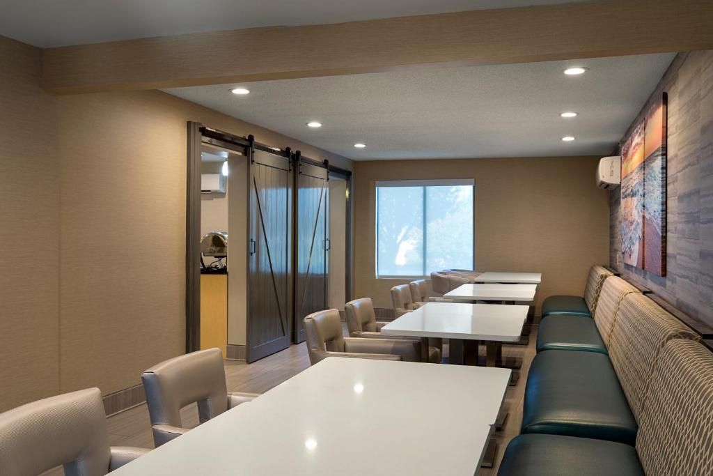 La Quinta Inn by Wyndham North Myrtle Beach - image 3