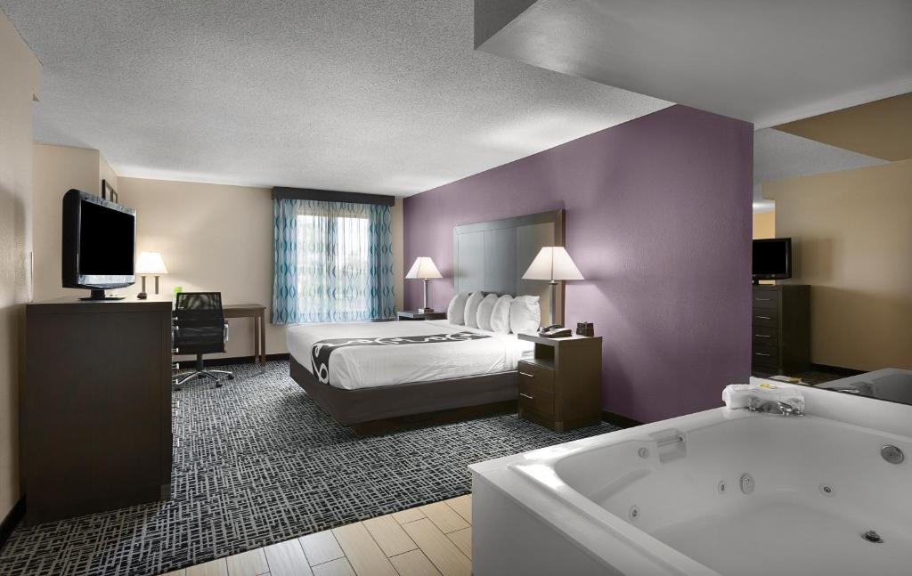 La Quinta Inn by Wyndham North Myrtle Beach - image 4