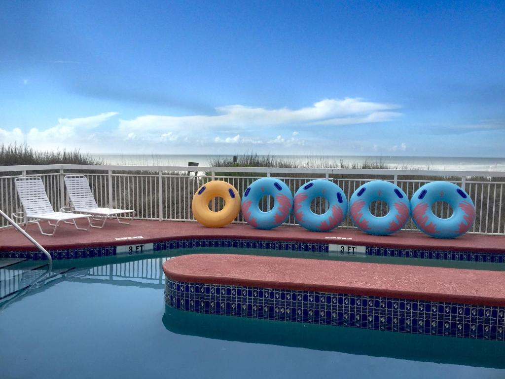 Castaway Beach Inn & Swim Up Bar - main image