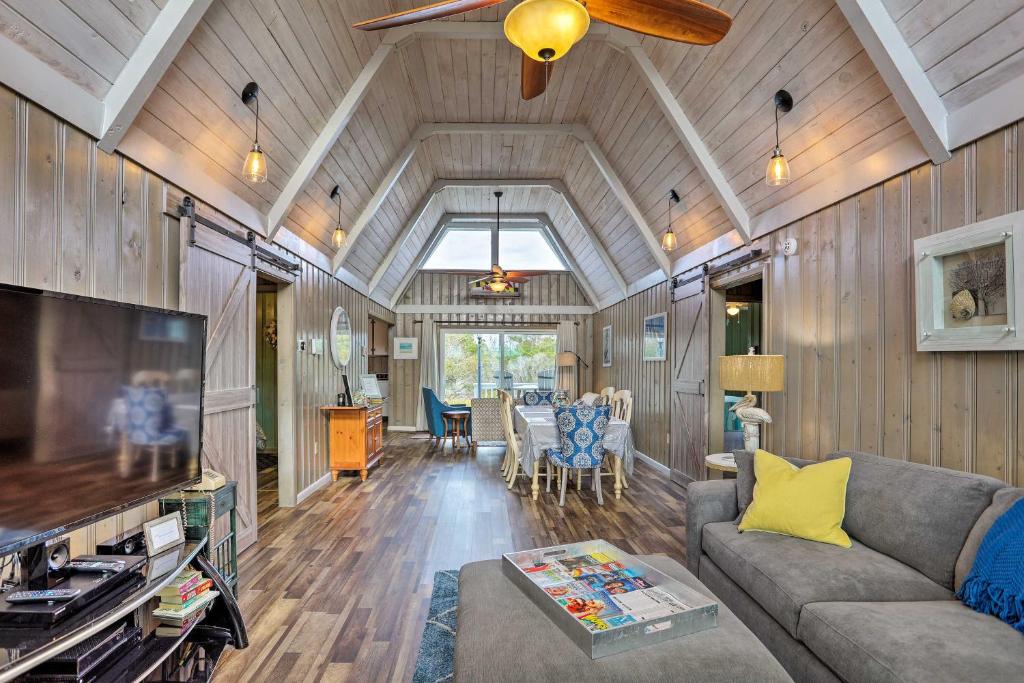 Canalfront Cottage Kayaks by Pier in Cherry Grove - main image