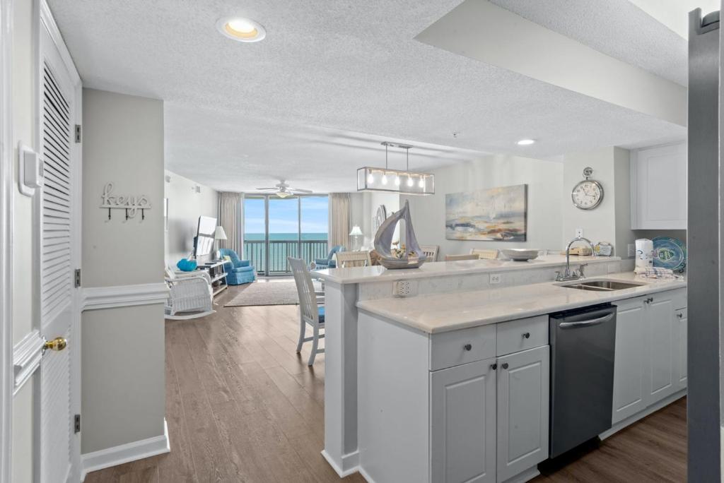 Ocean Bay Club 807 - Naturally beautiful unit with a recliner and indoor pool - image 7