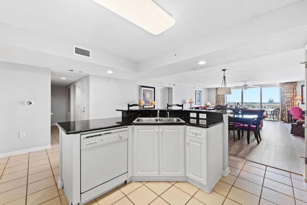 Yacht Club Villas 1004 - Large elegant condo with waterway view and an onsite day spa - image 4