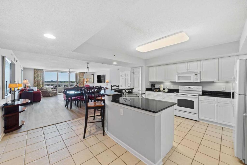 Yacht Club Villas 1004 - Large elegant condo with waterway view and an onsite day spa - image 5
