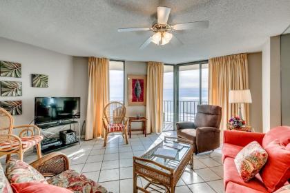 Summit 7E   Bright charming unit with access to an outdoor pool and BBQ grill