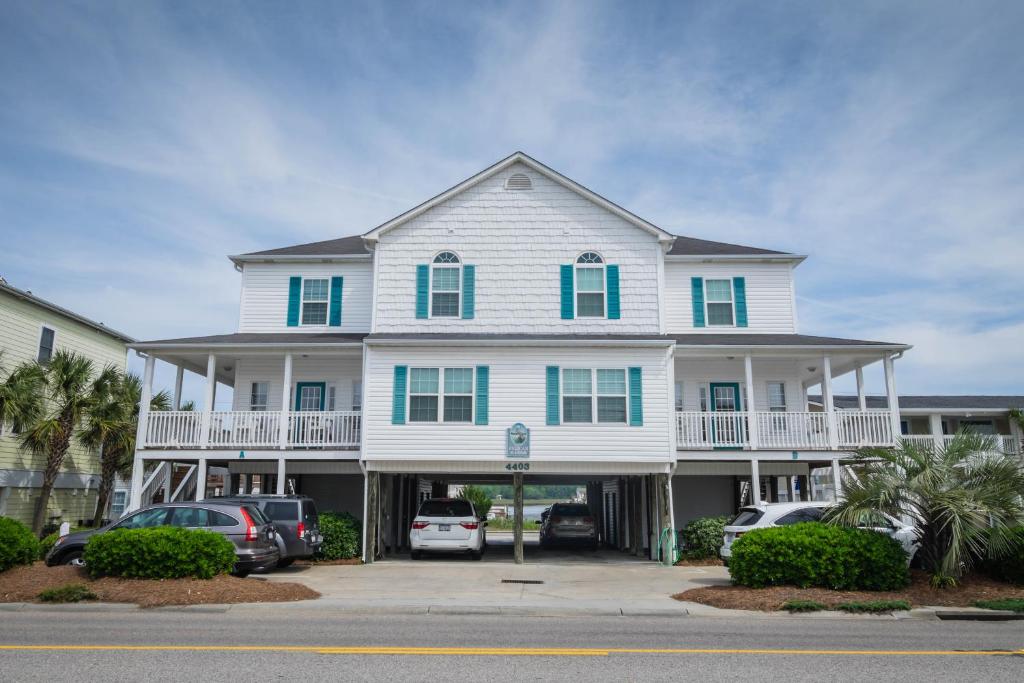 Pelican Manor C 4BR 4BA 2nd Row Condo - main image