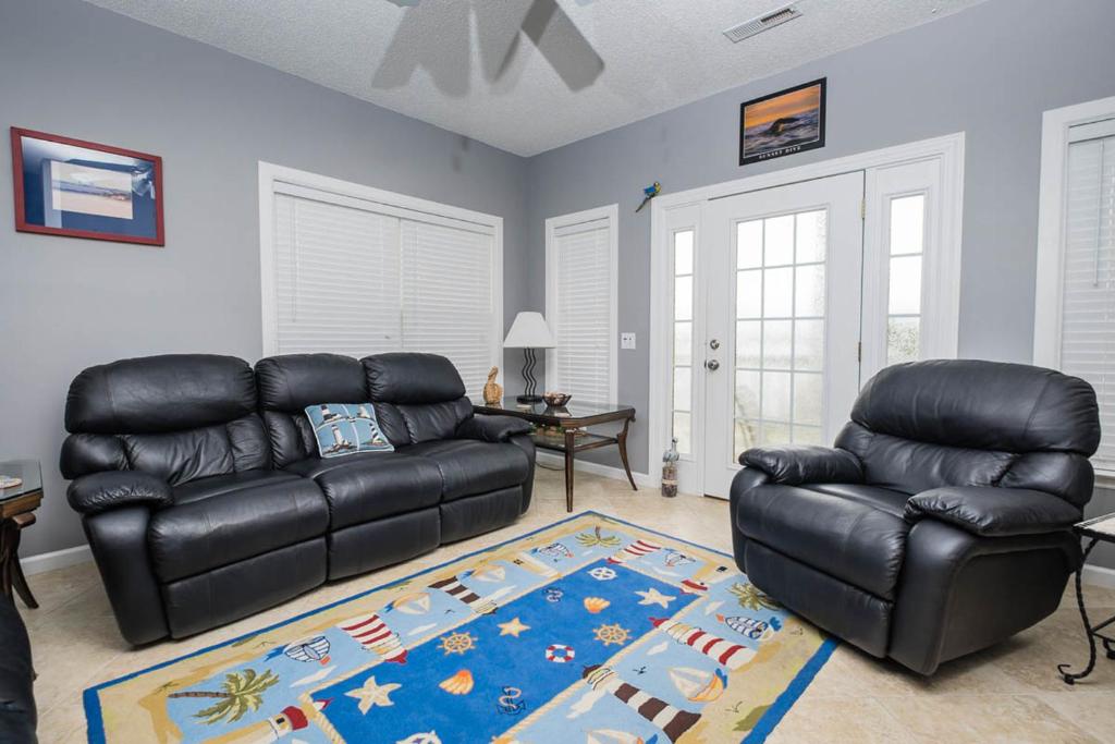 Pelican Manor C 4BR 4BA 2nd Row Condo - image 2