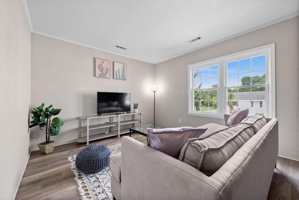Viagem Bright 2BR Parking 1 Block to the Beach - main image