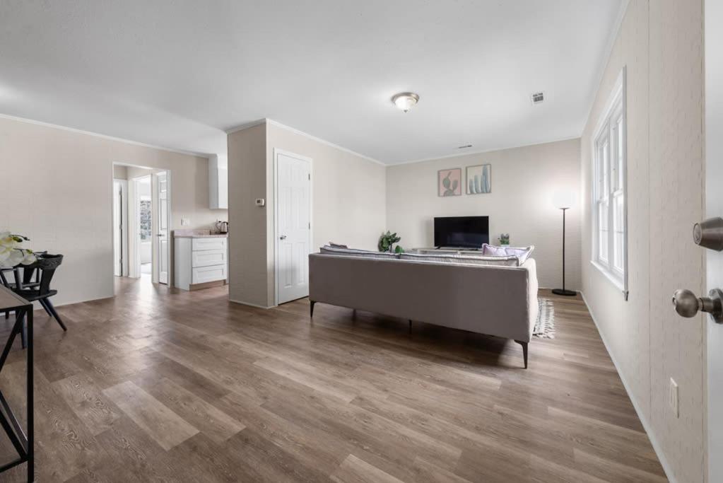 Viagem Bright 2BR Parking 1 Block to the Beach - image 2