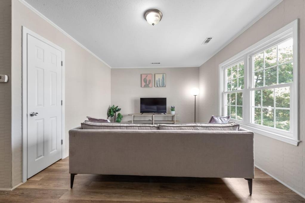 Viagem Bright 2BR Parking 1 Block to the Beach - image 3