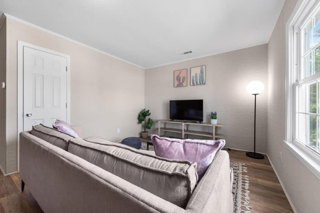 Viagem Bright 2BR Parking 1 Block to the Beach - image 4