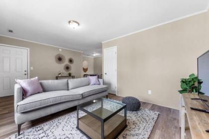 Viagem Bright 2BR Parking 1 Block to the Beach - image 5