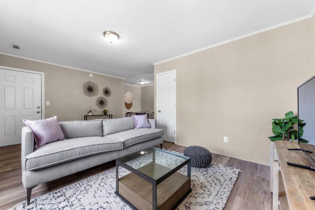 Viagem Bright 2BR Parking 1 Block to the Beach - image 5